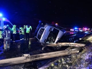 İstanbul'da servis minibüsü devrildi: 11 kişi yaralandı