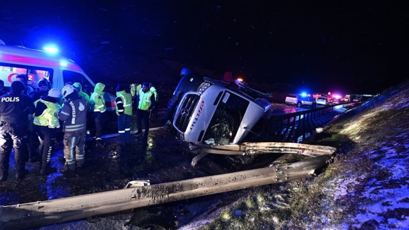 İstanbul'da servis minibüsü devrildi: 11 kişi yaralandı
