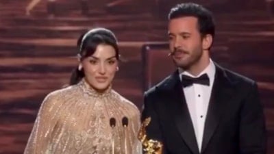 Hande Erçel Suudi Arabistan'da düzenlenen Joy Awards Ödül Töreni'nde Arapça konuştu