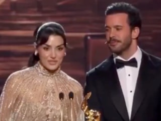 Hande Erçel Suudi Arabistan'da düzenlenen Joy Awards Ödül Töreni'nde Arapça konuştu