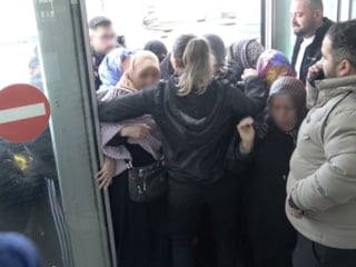 Bursa’da indirim kuyruğu soğuğu unutturdu: 100 liralık ürünler için izdiham