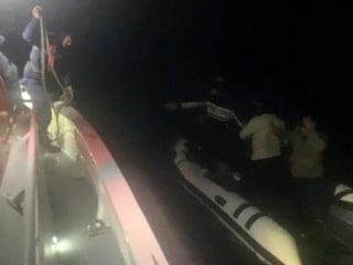 Çanakkale'de lastik botla sürüklenen 8 kaçak göçmen kurtarıldı