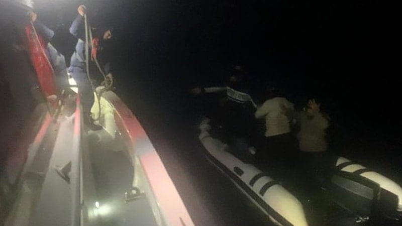 Çanakkale'de lastik botla sürüklenen 8 kaçak göçmen kurtarıldı