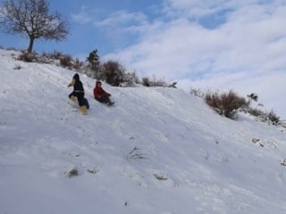 Adana'da kar kalınlığı 1 metreyi buldu: Çocuklar kızaklarla sokaklara çıktı