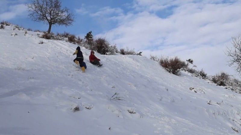 Adana'da kar kalınlığı 1 metreyi buldu: Çocuklar kızaklarla sokaklara çıktı