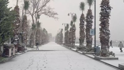 İstanbul'un Silivri kesimleri güne lapa lapa karla uyandı