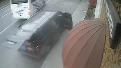 İstanbul'da el frenini çekmeyi unuttu: Faciadan kıl payı dönüldü