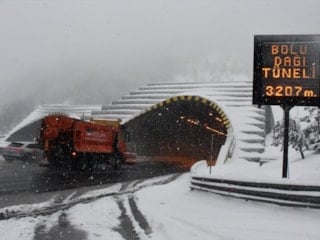 Bolu Dağı’nda kar yağışı ulaşımı zorlaştırıyor