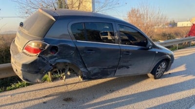 Antalya'da otomobil, çarpışmanın ardından demir bariyerde asılı kaldı