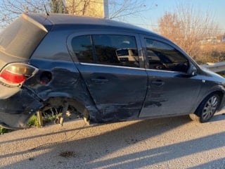 Antalya'da otomobil, çarpışmanın ardından demir bariyerde asılı kaldı