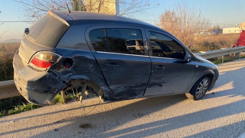 Antalya'da otomobil, çarpışmanın ardından demir bariyerde asılı kaldı