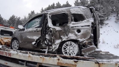 Bolu'da kamyon ile hafif ticari aracın çarpışması sonucu 2 kişi yaralandı