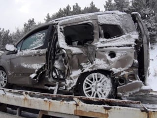 Bolu'da kamyon ile hafif ticari aracın çarpışması sonucu 2 kişi yaralandı