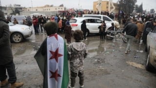 Suriyeliler yuvalarına dönmenin sevincini yaşıyor: Soğuk ve yağmura rağmen yüzleri gülüyor