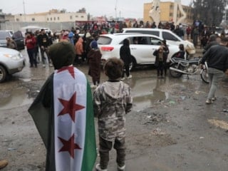 Suriyeliler yuvalarına dönmenin sevincini yaşıyor: Soğuk ve yağmura rağmen yüzleri gülüyor