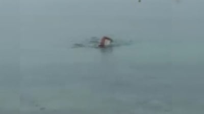 Silivri’de dondurucu soğuk ve kara rağmen denize girdi