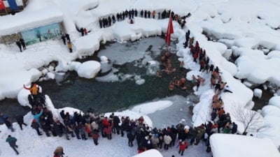 Rize'de 1300 rakımda buzlu gölde cesaret buluşması