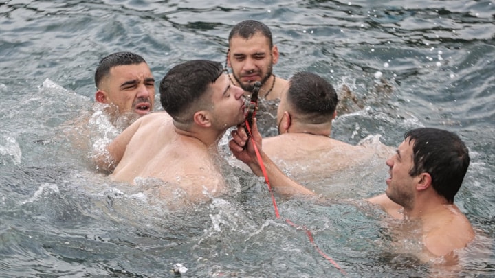 Mudanya’da Epifani Bayramı kapsamında denizden haç çıkarma töreni