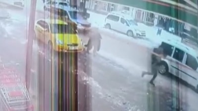 Muş'ta trafikte sıkışan taksici, havale geçiren çocuğu kucağında hastaneye yetiştirdi