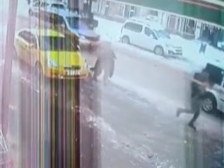 Muş'ta trafikte sıkışan taksici, havale geçiren çocuğu kucağında hastaneye yetiştirdi