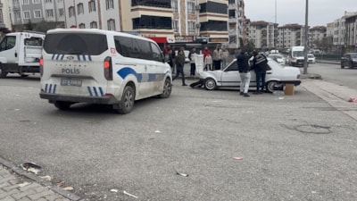 Gaziantep'te iki otomobil çarpıştı: Biri savrulup 4 yaşındaki çocuğa çarptı