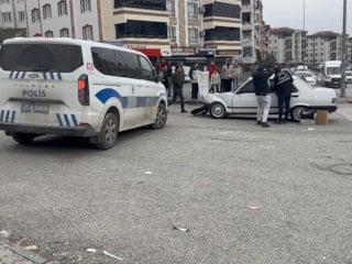 Gaziantep'te iki otomobil çarpıştı: Biri savrulup 4 yaşındaki çocuğa çarptı