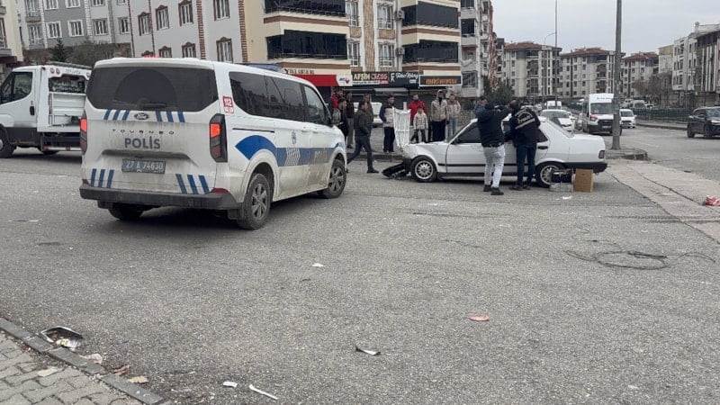 Gaziantep'te iki otomobil çarpıştı: Biri savrulup 4 yaşındaki çocuğa çarptı