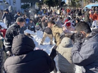 Manisa’da çocuklar kamyonlarla getirilen karla eğlendi