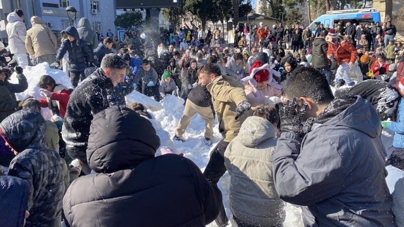 Manisa’da çocuklar kamyonlarla getirilen karla eğlendi