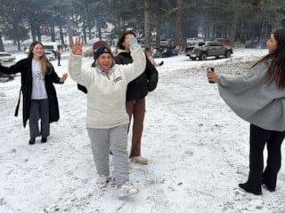 Edremitliler Kazdağları’nda karın tadını göbek atarak çıkardı