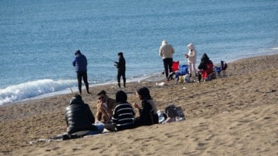Antalya’da güneşin tadını sahilde çıkardılar