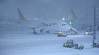 İstanbul'da kar yağışı hava ulaşımını olumsuz etkiledi