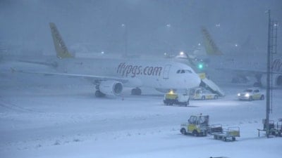 İstanbul'da kar yağışı hava ulaşımını olumsuz etkiledi