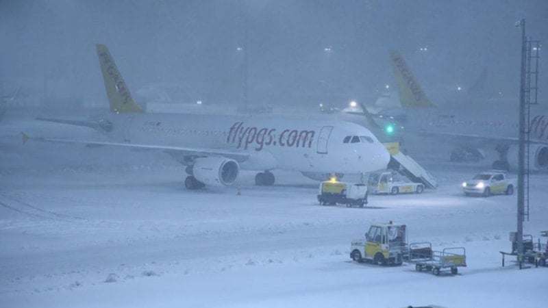 İstanbul'da kar yağışı hava ulaşımını olumsuz etkiledi