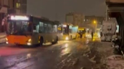 İstanbul'a yağan kar İETT otobüslerini yolda bıraktı