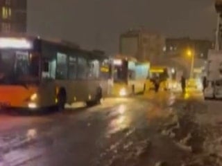 İstanbul'a yağan kar İETT otobüslerini yolda bıraktı