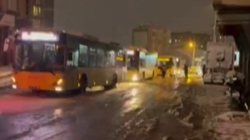 İstanbul'a yağan kar İETT otobüslerini yolda bıraktı