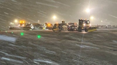 Sabiha Gökçen Havalimanı’nda karla mücadele ekipleri çalışmalarını sürdürüyor