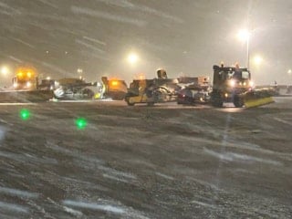 Sabiha Gökçen Havalimanı’nda karla mücadele ekipleri çalışmalarını sürdürüyor