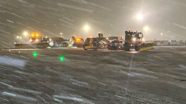 Sabiha Gökçen Havalimanı’nda karla mücadele ekipleri çalışmalarını sürdürüyor