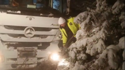 Tokat'ta kara saplanan tırı kurtarmak için polisler kürekle kar kazıdı