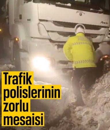 Tokat'ta kara saplanan tırı kurtarmak için polisler kürekle kar kazıdı