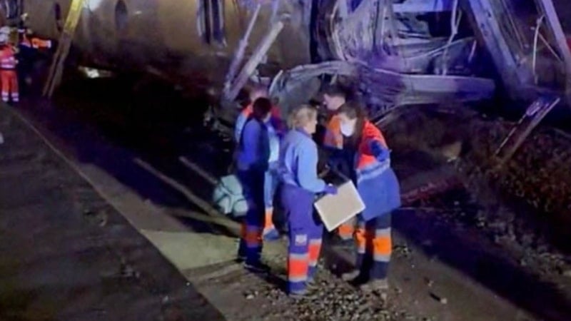 İspanya'da iki hızlı trenin raydan çıkması sonucu 21 kişi öldü - 
                    1. Resim