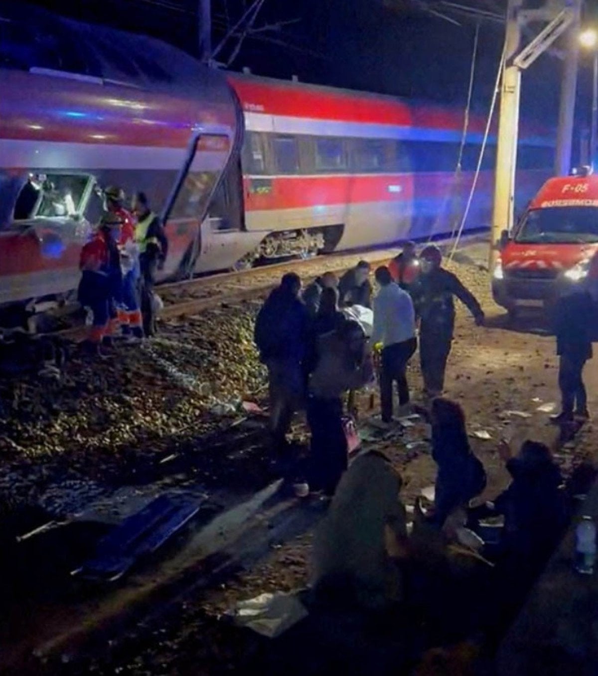 İspanya'da iki hızlı trenin raydan çıkması sonucu 21 kişi öldü - 
                    2. Resim