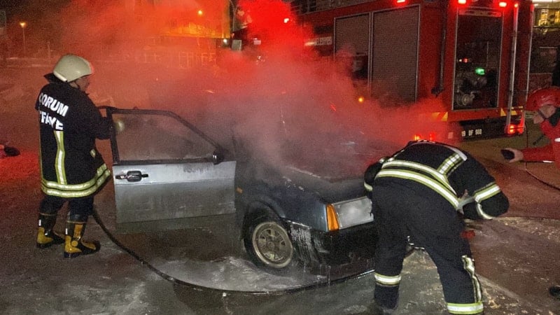 Çorum'da otomobili küle dönmekten itfaiye kurtardı