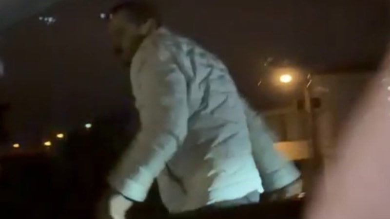 Konya'da dehşet anları: Araçtakilere bıçakla saldırdı