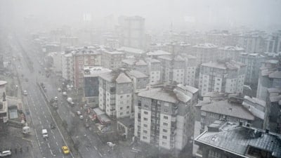 İstanbul güne beyaz manzarayla uyandı: Soğuk hava etkisini artırıyor