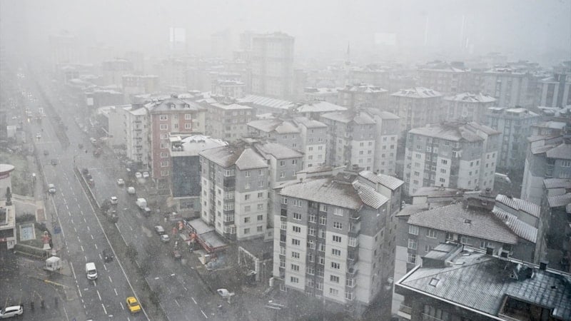 İstanbul güne beyaz manzarayla uyandı: Soğuk hava etkisini artırıyor