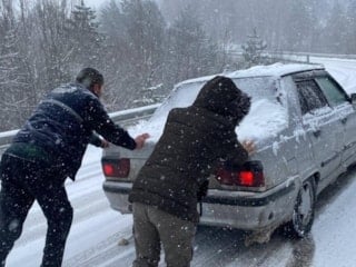Direksiyona geçmeden iki kere düşünün: İşte karlı yollarda hayat kurtaran sürüş teknikleri