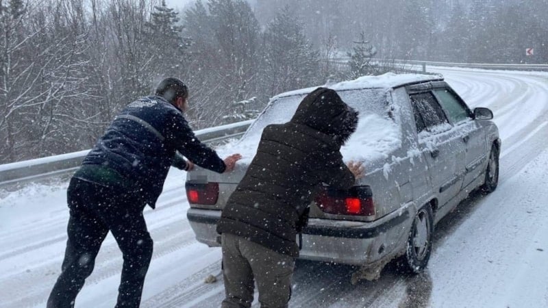 Direksiyona geçmeden iki kere düşünün: İşte karlı yollarda hayat kurtaran sürüş teknikleri